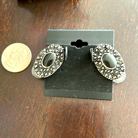 EARRINGS $5/PAIR Vintage oval clip on earrings. - Picture 3 of 3